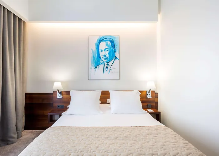 Western Restaurant Les Humanistes Proche Route Des Vins Hotel